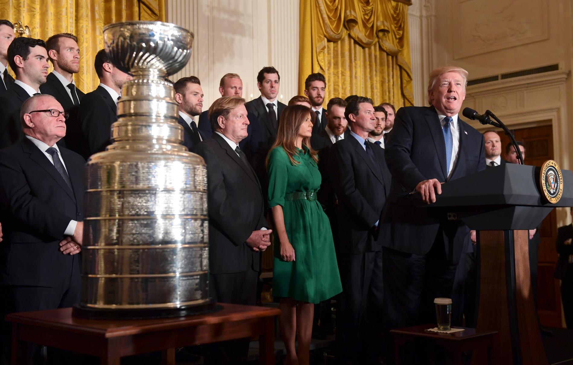 Så här såg det ut i höstas när Stanley Cup-segraren Pittsburgh besökte president Donald Trump i Vita huset. Nyblivna mästarna i Washington lär också säga ja till en inbjudan.