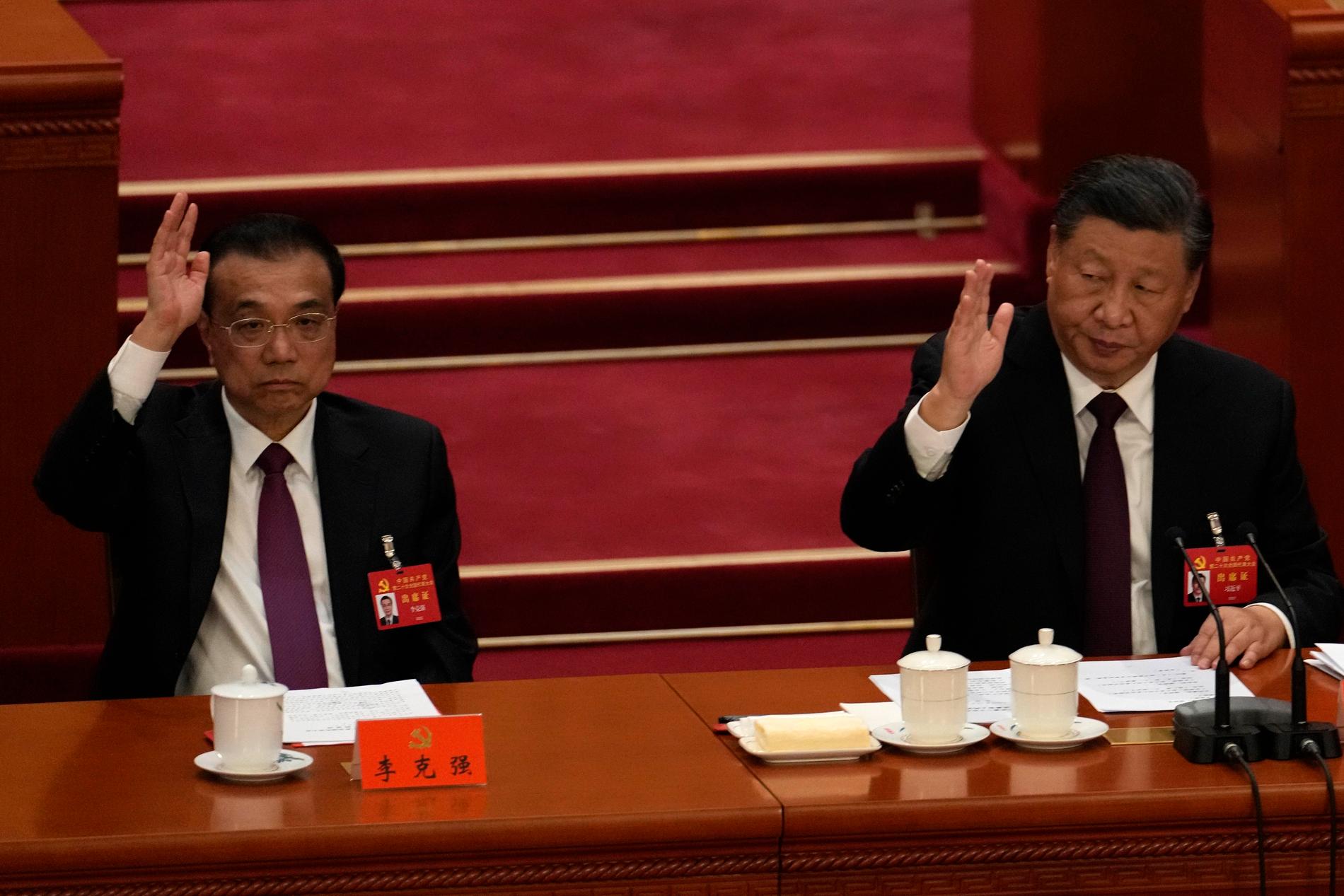 Li Keqiang och Xi Jinping vid lördagens kongressavslutning.