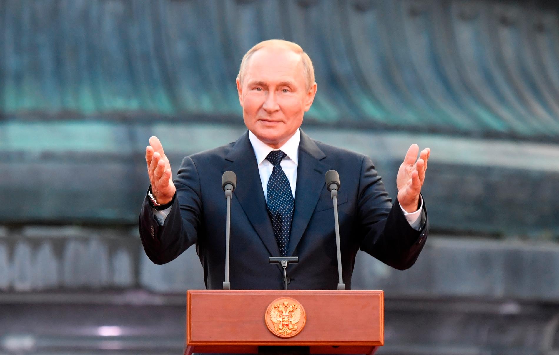 Rysslands president har fortfarande stöd av 72 procent av befolkningen, enligt en opinionsundersökning från Levada Center.