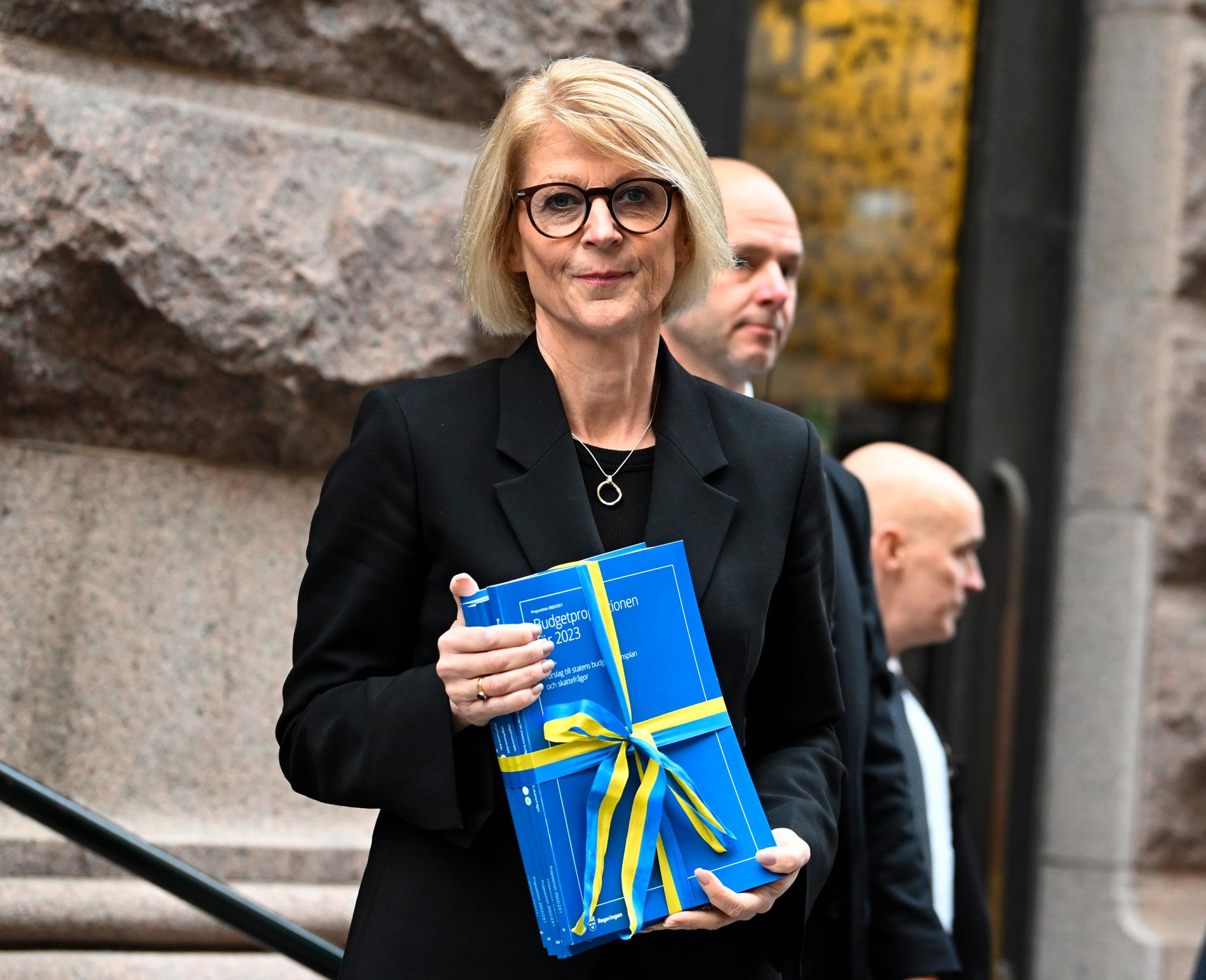 Elisabeth Svantesson med budgetpropositionen.