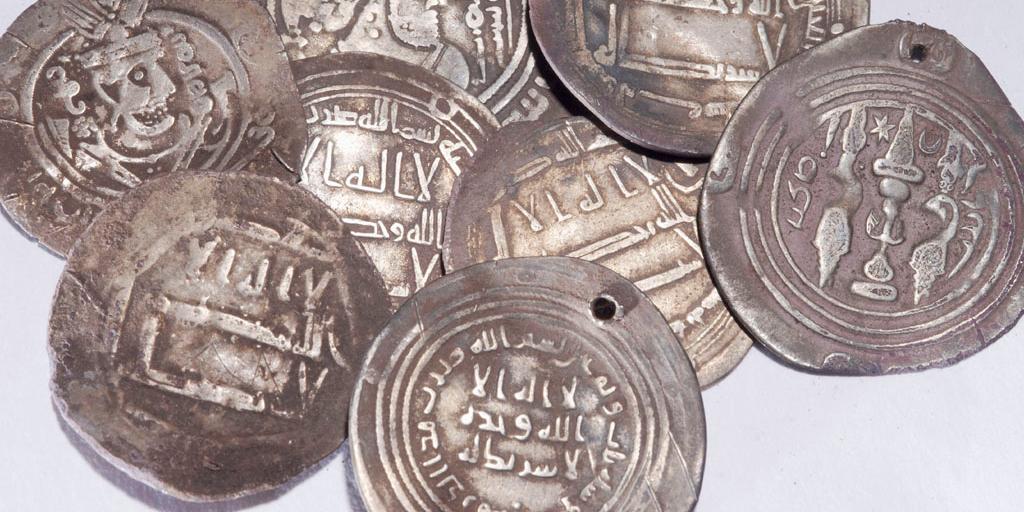 Arkivbild. Andra silvermynt från Bagdad och Damaskus, liknande de som nu hittats i Skälby. Mynten bå bilden hittades i en järnåldersgrav utanför Sigtuna.