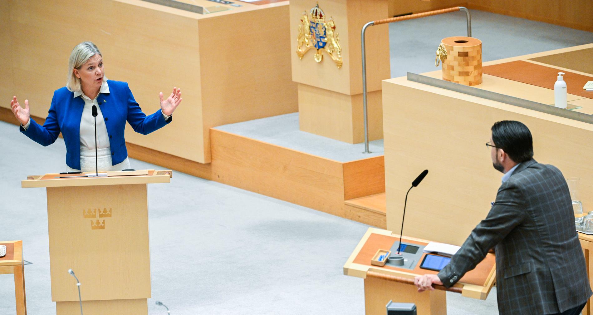 Partiledare Åkesson (SD) och Andersson (S) debatterar i riksdagen. För tillfället verkar Jimmie Åkesson ha mest väljarvind i seglen av de två.