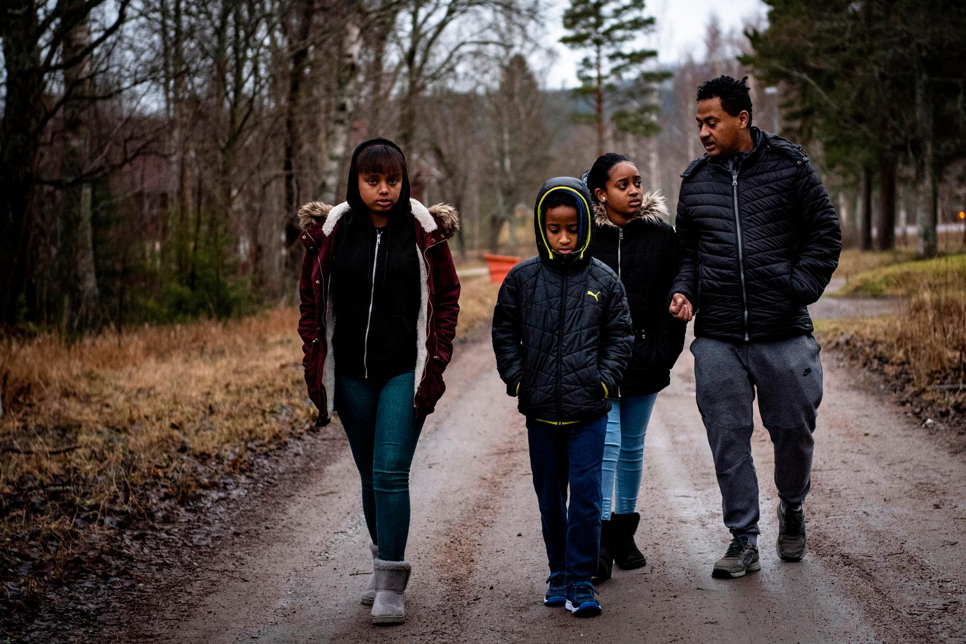 På nyårsafton flyttade familjen 30 mil hit – men nu är pappa Yonas arbetslös. 