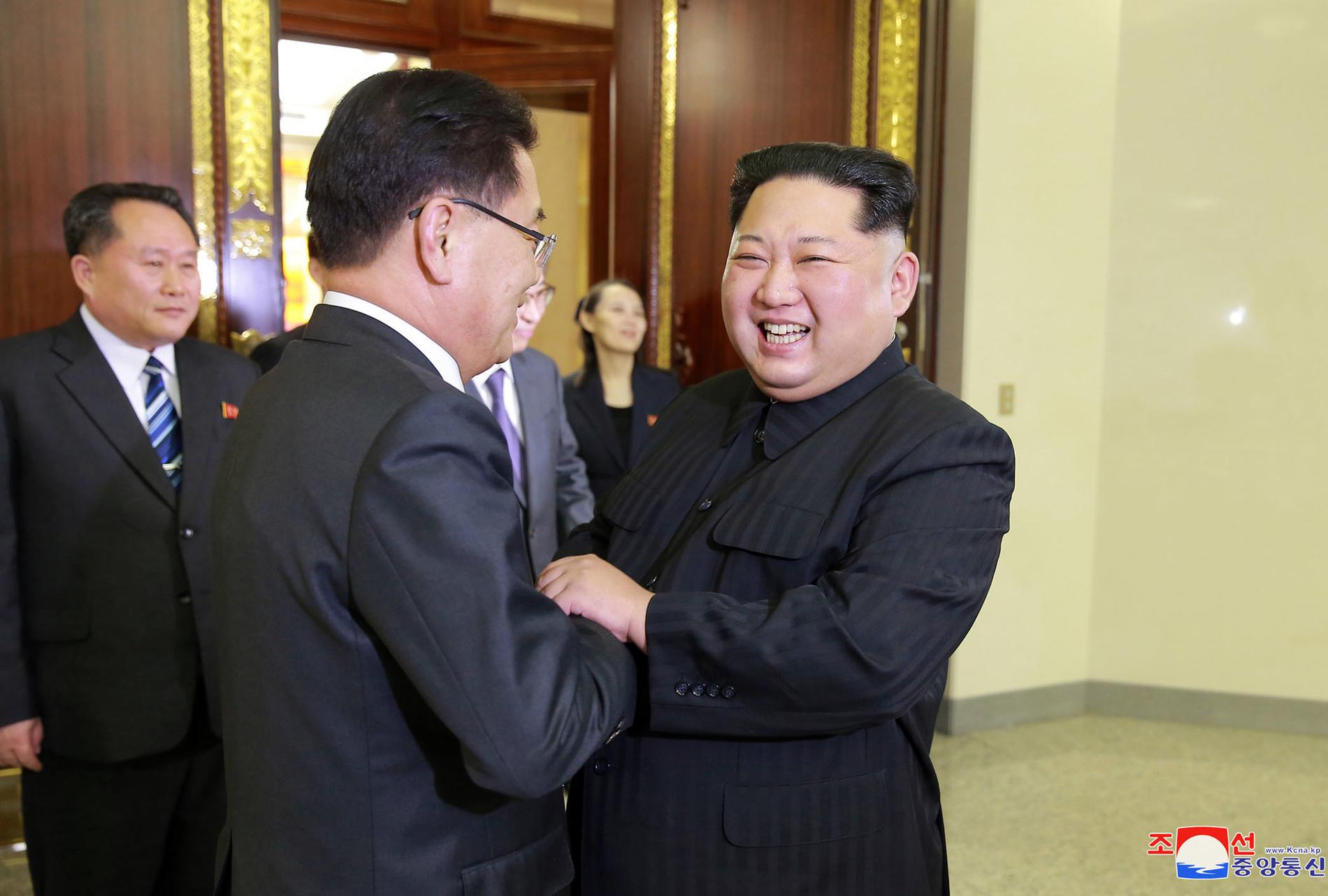 Nordkoreas ledare Kim Jong-Un, till höger, möter Sydkoreas säkerhetschef Chung Eui-Yong i den nordkoreanska huvudstaden Pyongyang i början av mars.