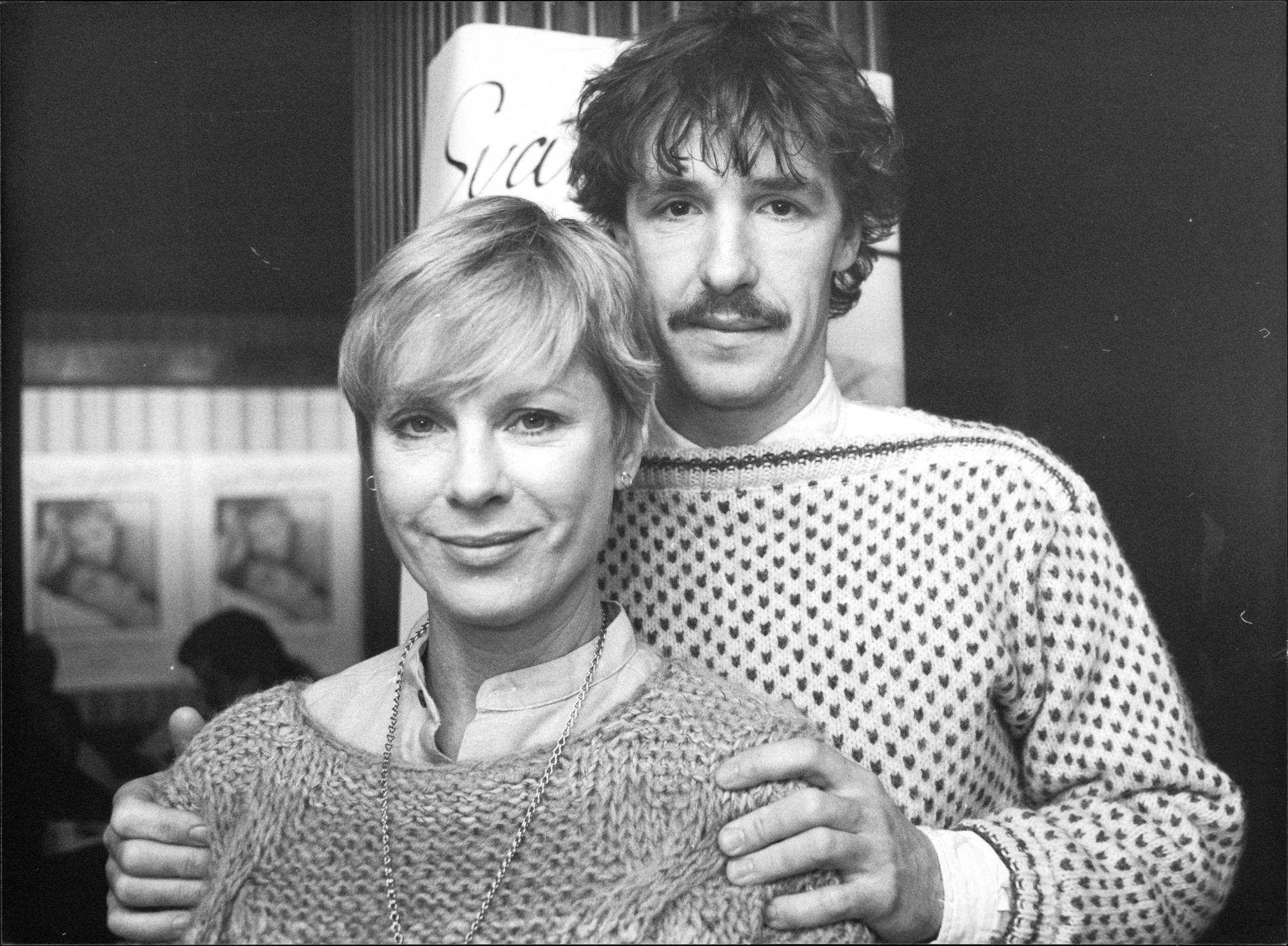 Björn Skagestad och Bibi Andersson under en presskonferens på biografen Saga, inför premiären av den norsk-svenska filmen ”Svarta fåglar” 1983.
