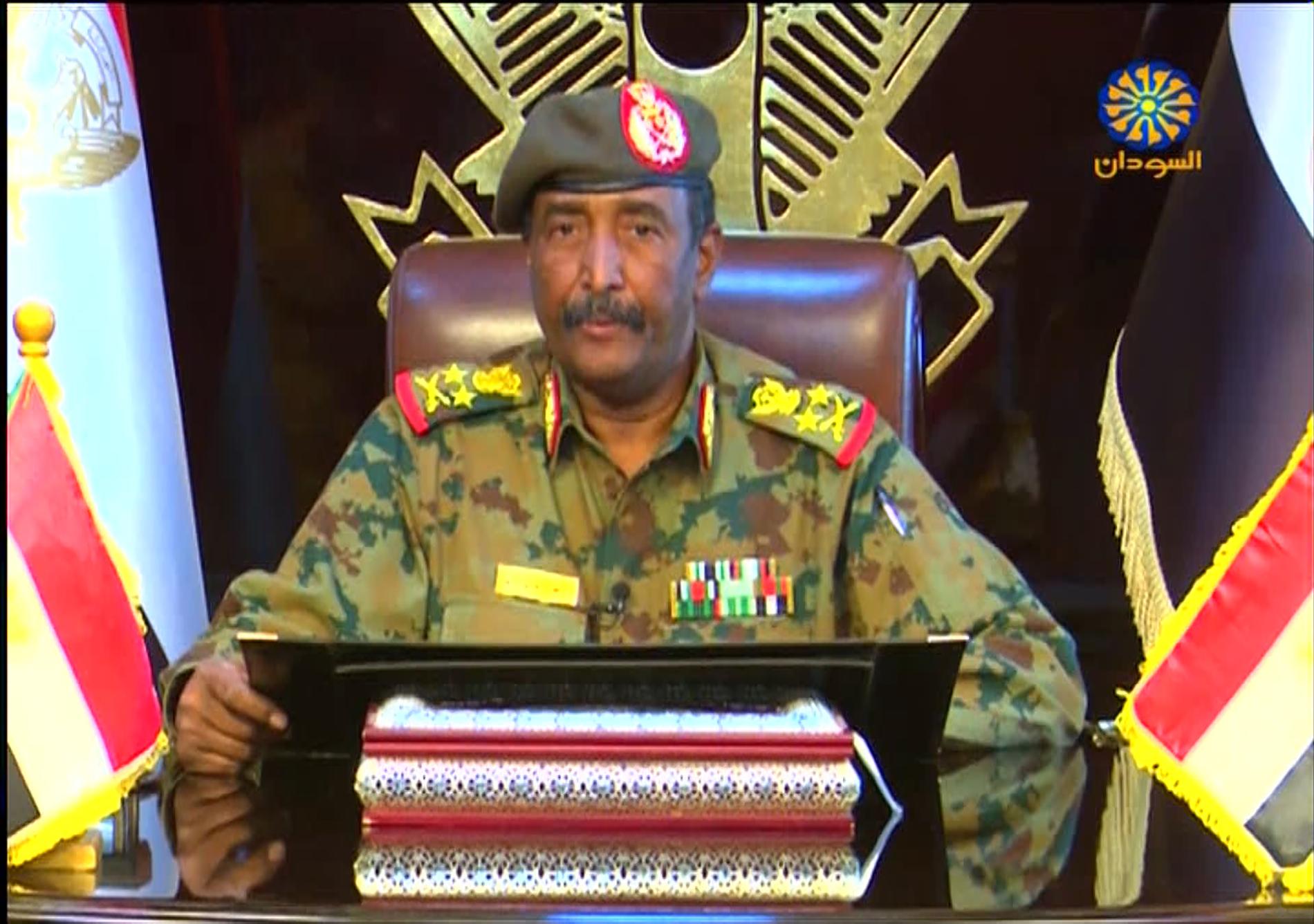 Generallöjtnant Abdel Fattah al-Burhan är ledare för militärrådet som nu styr Sudan.