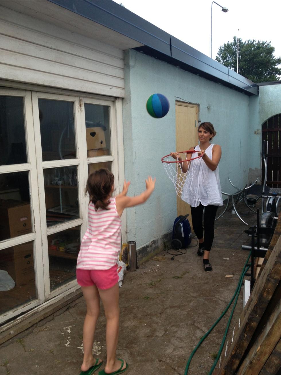Nathalie spelar basket med sin faster Marjan.