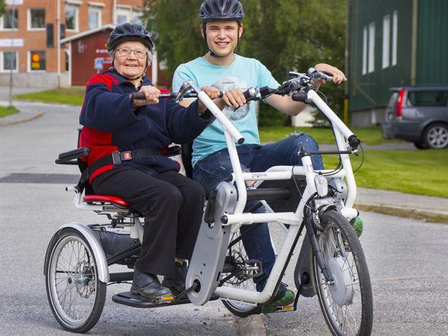 Margaretha Willers, 101, testar på cykeln för tredje gången tillsammans med hemtjänstens Sebastian Sundberg, 20.