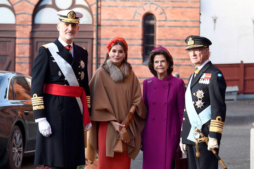 Kung Felipe och drottning Letizia anlände till Kungliga Hovstallet och välkomnades av det svenska kungaparet. 