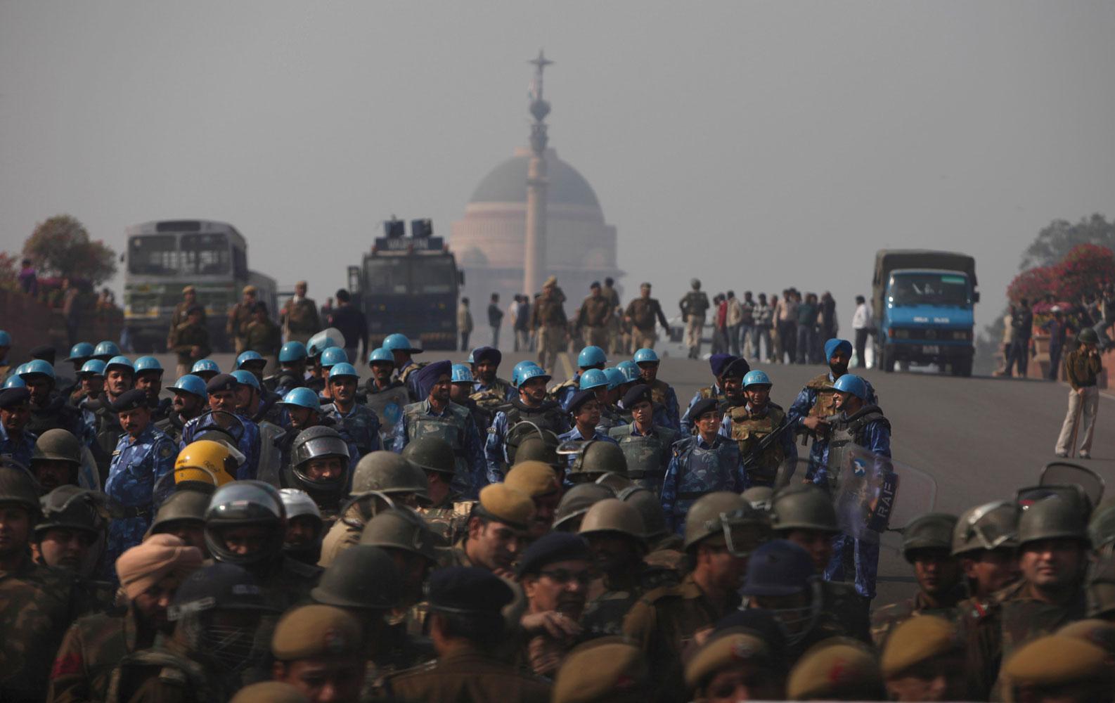 Indisk kravallpolis i Delhi under de oroligheter som följde efter den brutala gruppvåldtäkten.