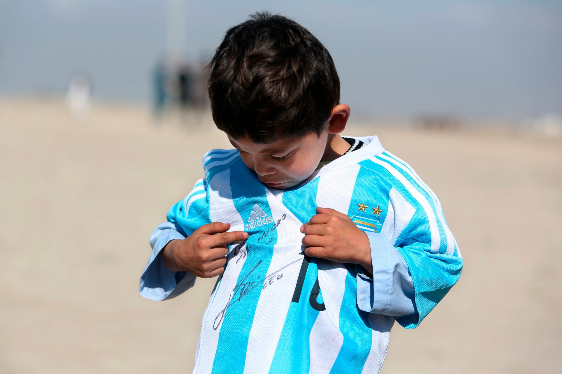Murtaza Ahmadi fick en signerad tröja av Leo Messi. 