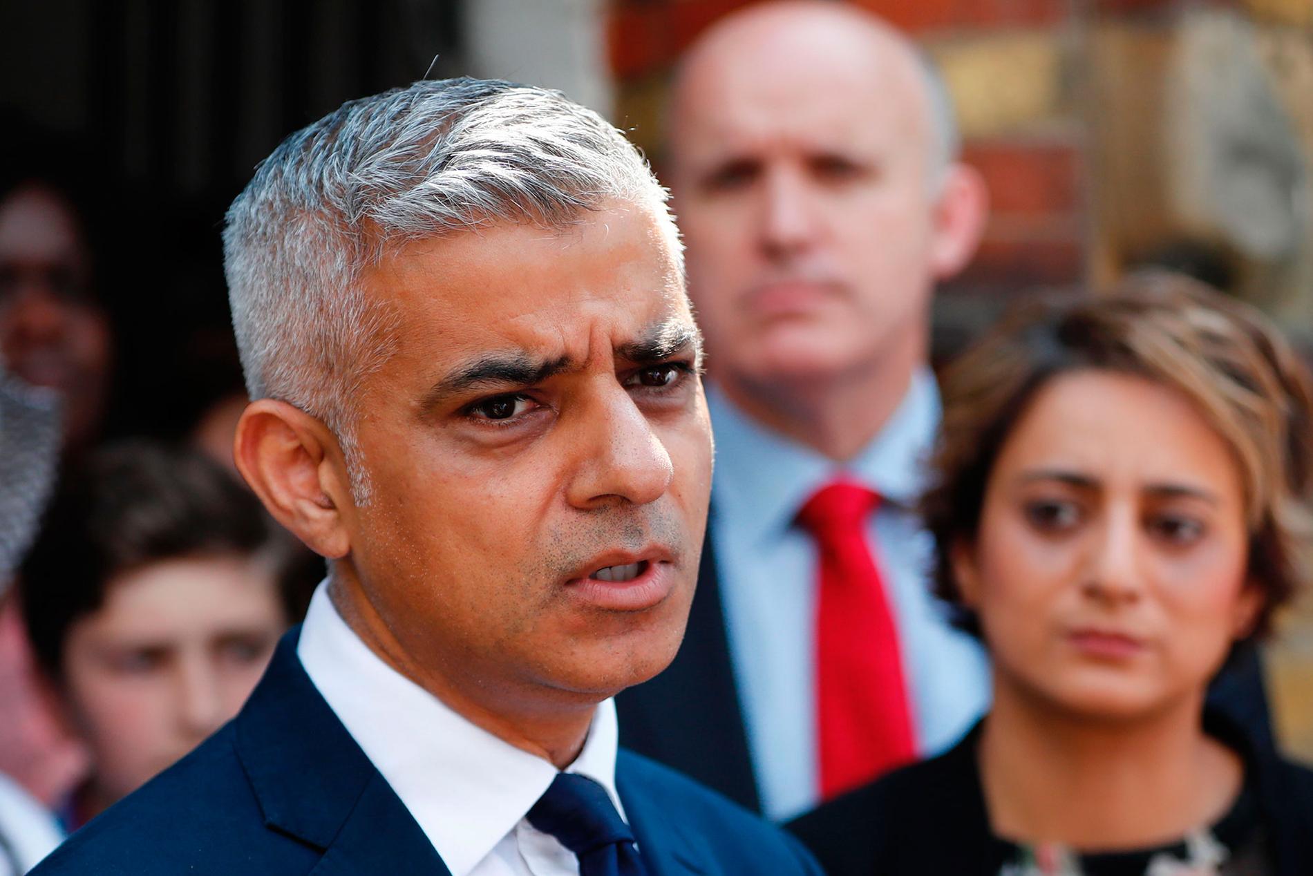 Londons borgmästare Sadiq Khan kallar händelsen ”en fruktansvärd terrorattack riktad mot oskyldiga människor”.