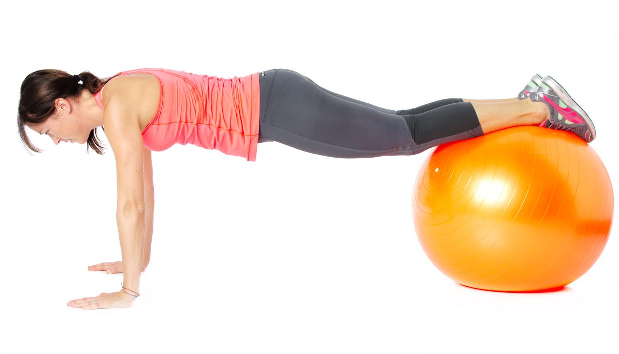 5 Magrull Så gör du: Stå i plankposition, axelbrett isär med händerna och med fotryggarna vilande på en balansboll. Spänn bålen för att hålla ryggen rak.
