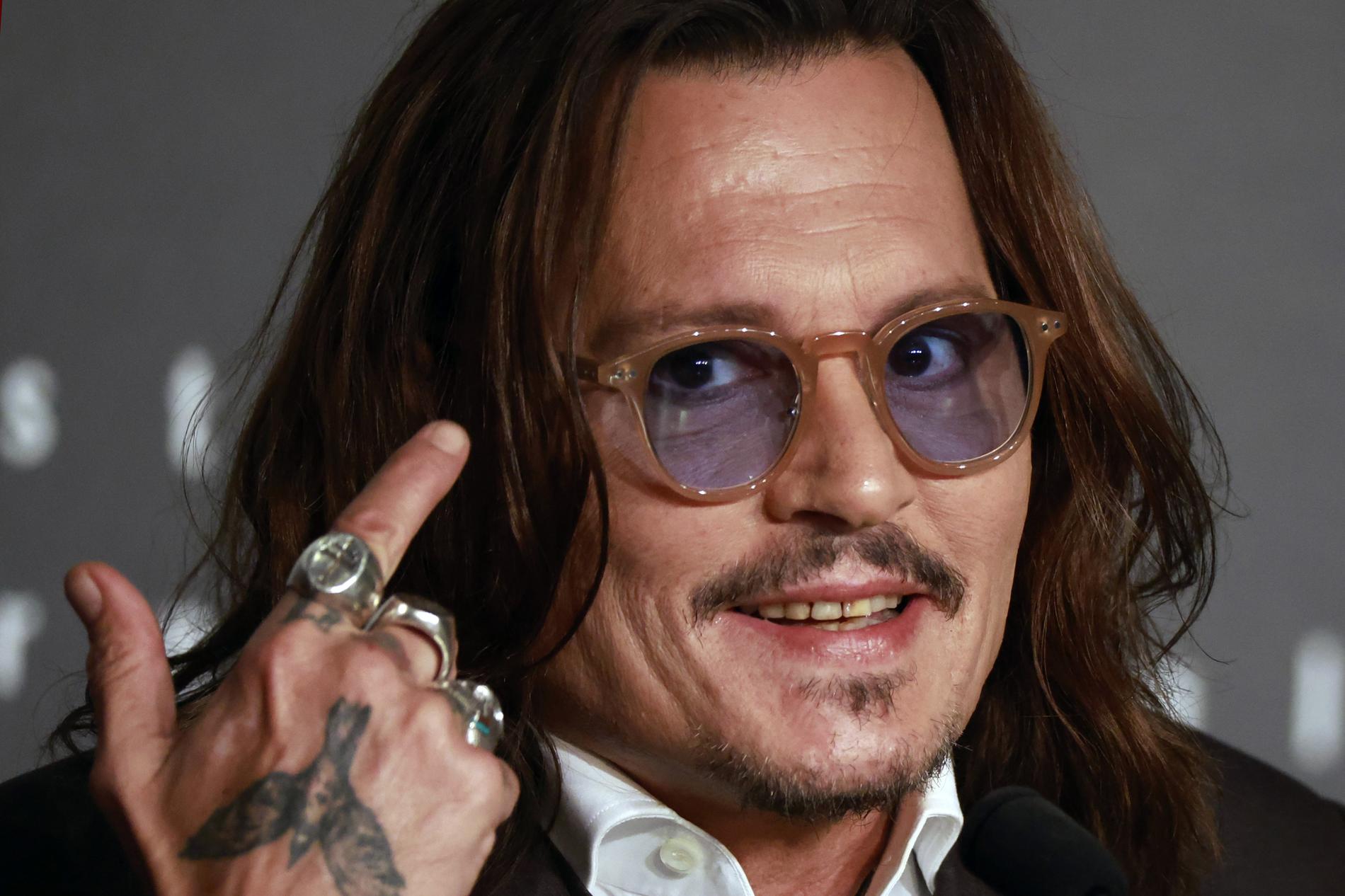 Johnny Depp under presskonferensen. 