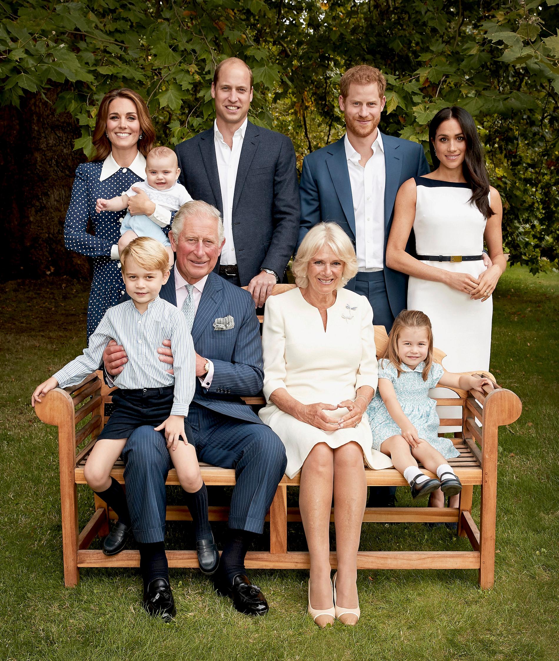 Prins Charles tillsammans med sin familj: I knät prins George, vid hans sida Camilla Parker-Bowles och prinsessan Charlotte och bakom bänken prinsarna William och Harry, hertiginnorna Kate och Meghan, samt det senaste tillskottet prins Louis. Bilden togs den 5 september.
