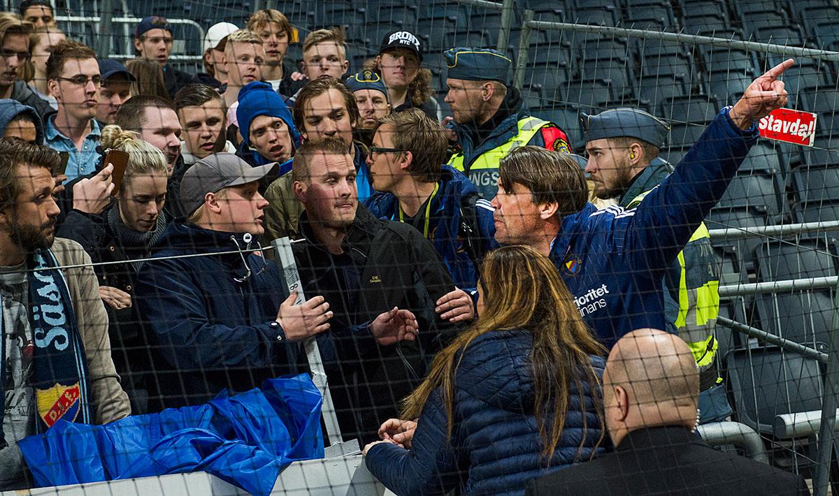 Bosse Andersson snackar med fansen.