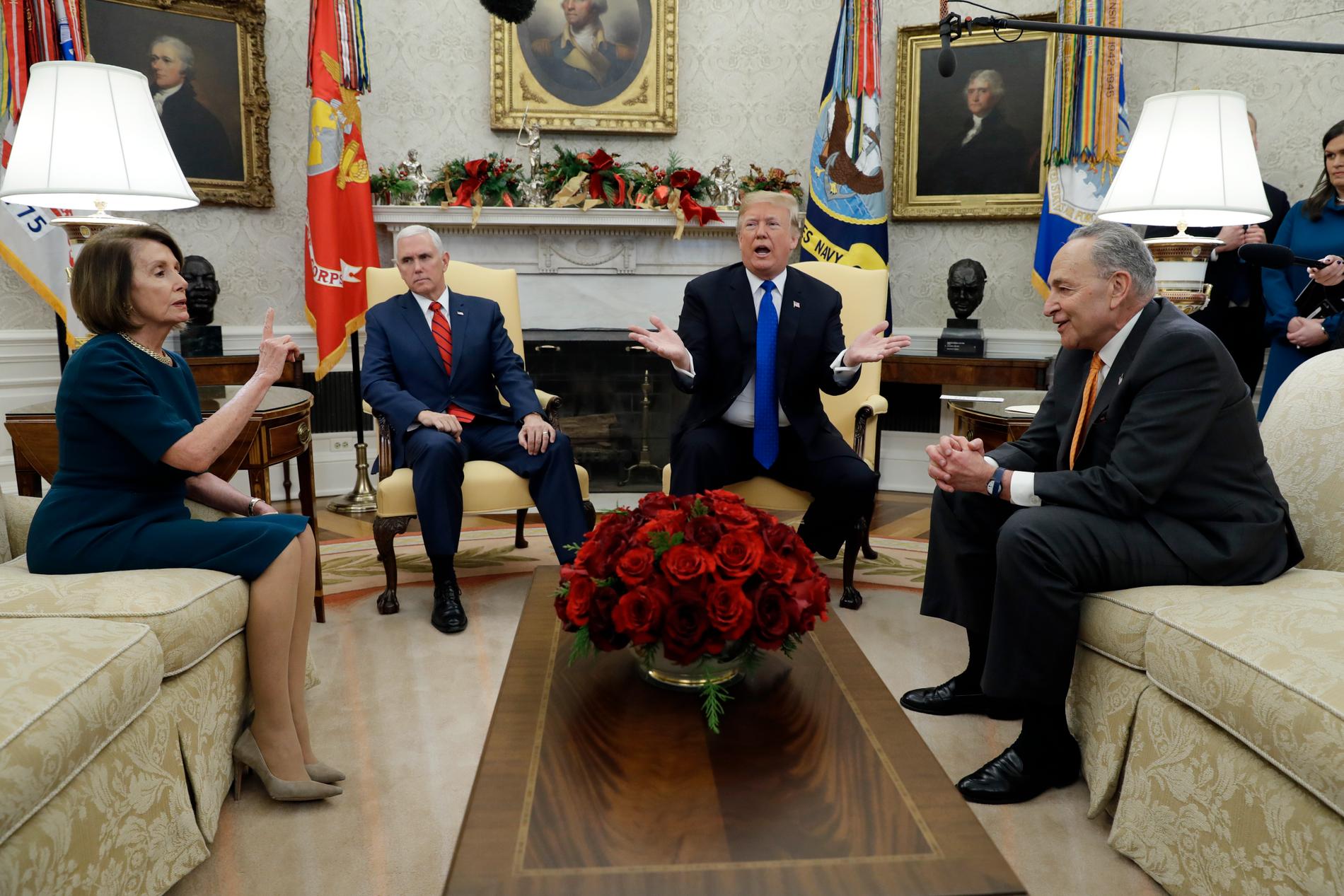 USA:s vicepresident Mike Pence och president Donald Trump, i mitten, tillsammans med Demokraternas kongressledare i december. Längst till vänster sitter Nancy Pelosi, som den 3 januari utsågs till representanthusets talman, och till höger sitter senatens minoritetsledare Chuck Schumer.