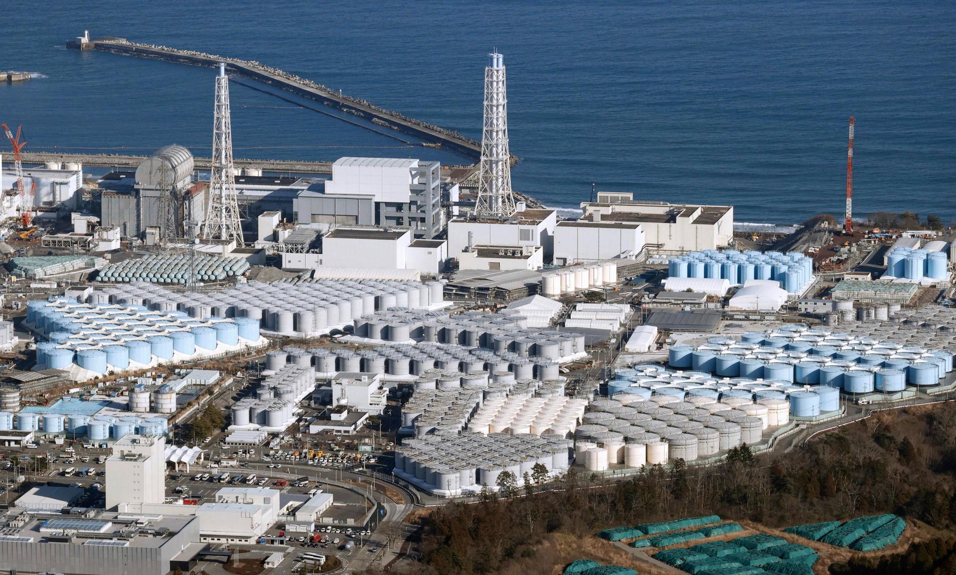 De runda vattentankarna omger det förstörda kraftverket Fukushima Dai-ichi. Bild från i vintras.
