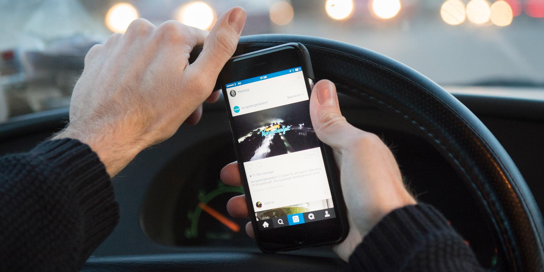 Från den 1 februari är det förbjudet att hålla i sin mobiltelefon samtidigt som man kör. Arkivbild.