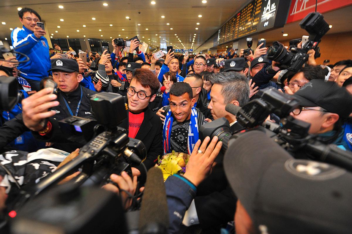 Stor hysteri när Carlos Tevez anlände till Kina för spel i Shanghai Shenhua.