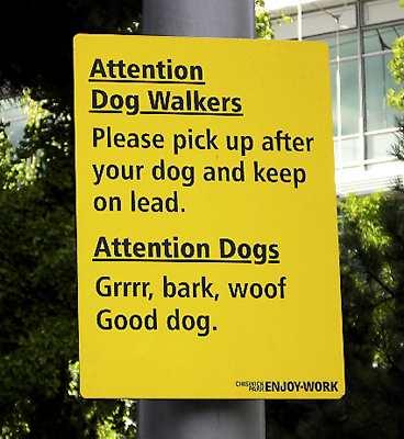 Hundägare: Plocka upp efter era hundar och håll dem kopplade. Hundar: Grrr, morr, voff, duktig hund. Varken vi eller Elisabet Skanderbeck har något att tillägga om denna skylt som hittades i västra London.
