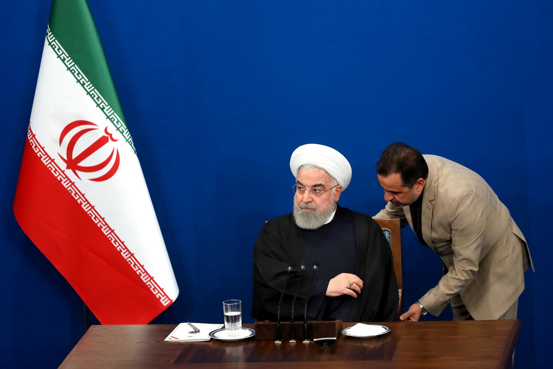 Irans president Hassan Rohani har förespråkat ett högt valdeltagande. På bilden får han hjälp med sin stol vid en presskonferens i Teheran tidigare i februari.