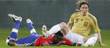 Får han Spanien att resa sig? Fernando Torres, i gult, faller över William Gallas i en vänskapslandskamp mot Frankrike. Spelplats var Malaga, i södra Spanien, den 6 februari i år – en av alla matcher som ingår i EM-förberedelserna.