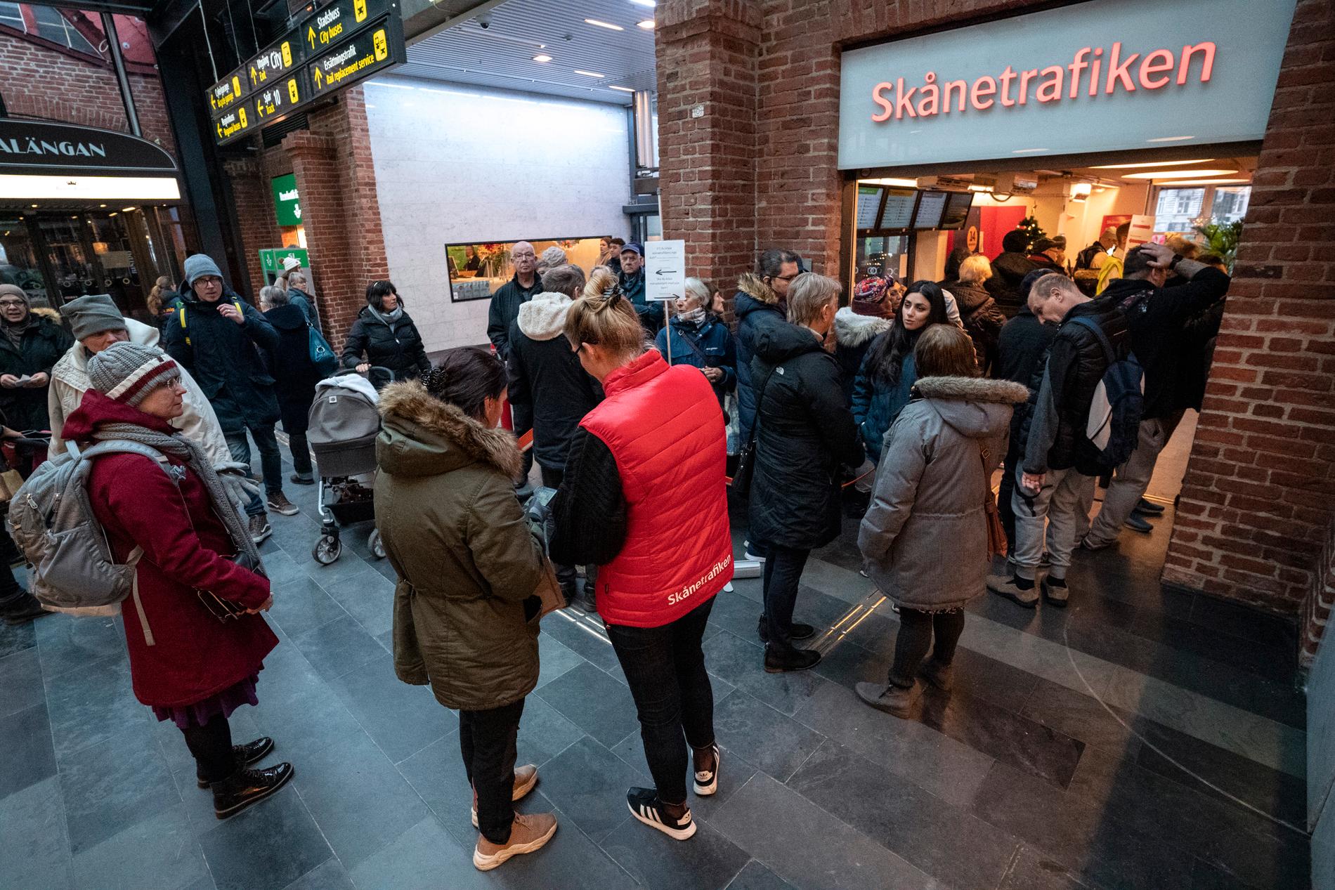 Lång kö till Skånetrafikens kundtjänst på Malmö C på måndagen.