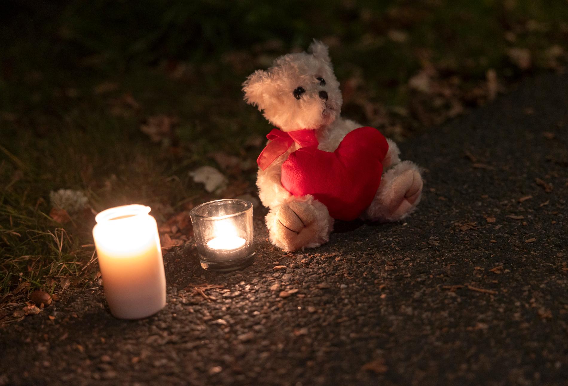 Ljus vid minnesplatsen i Alingsås samma dag som Henrik hittades död.