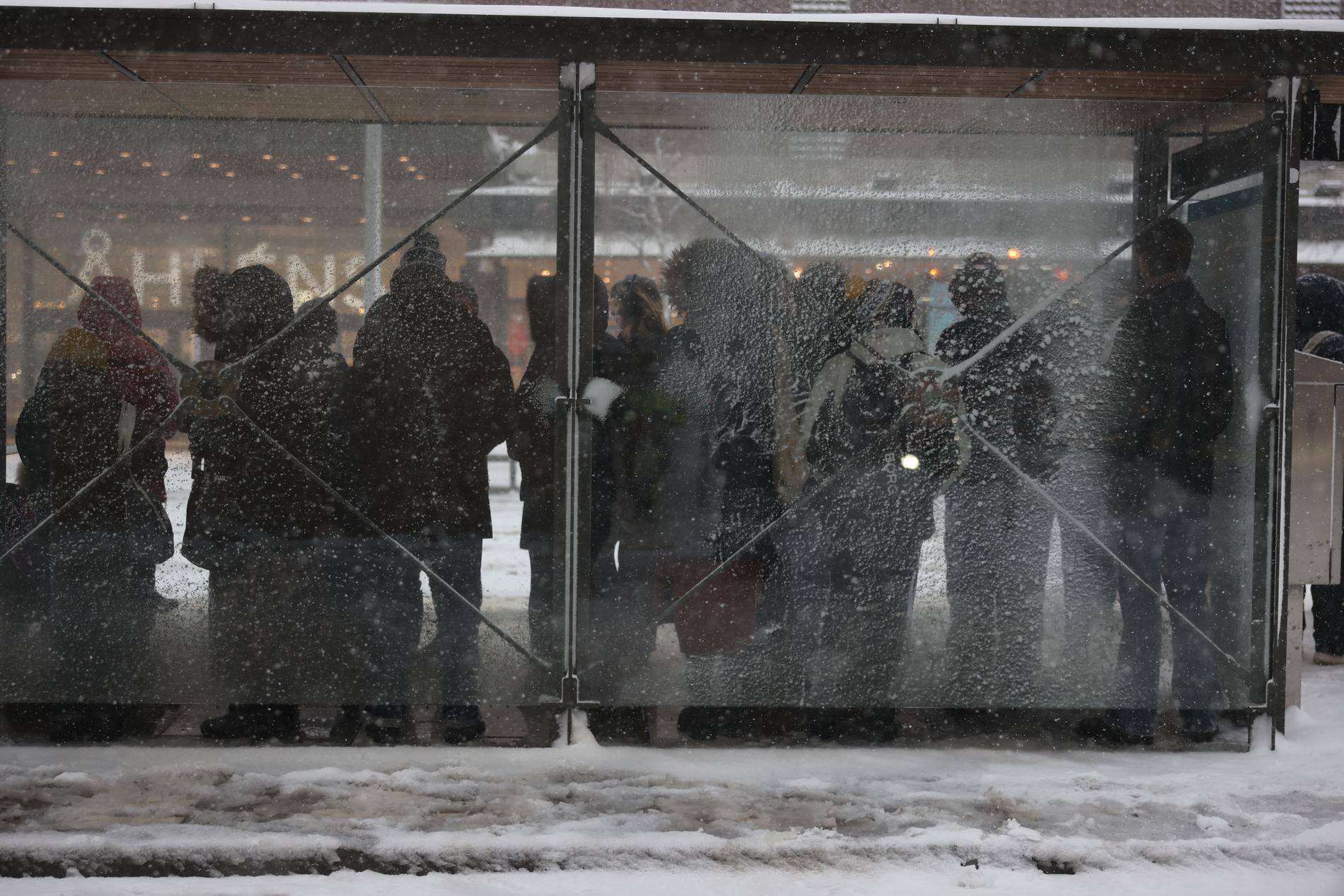 Trängsel i väntan på kollektivtrafik i Stockholm. 