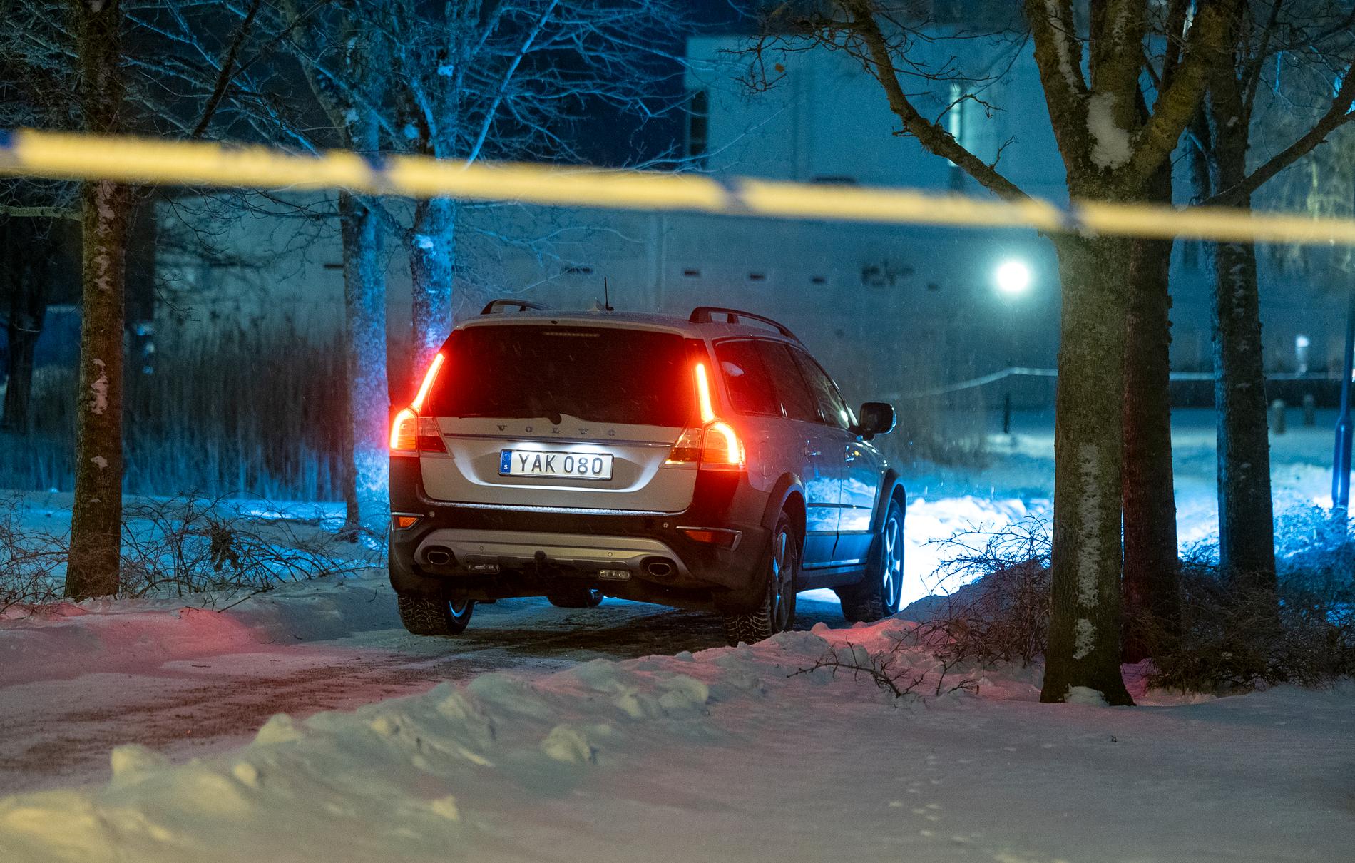 Polisen spärrade av den misstänkta brottsplatsen i Mjärdevi.