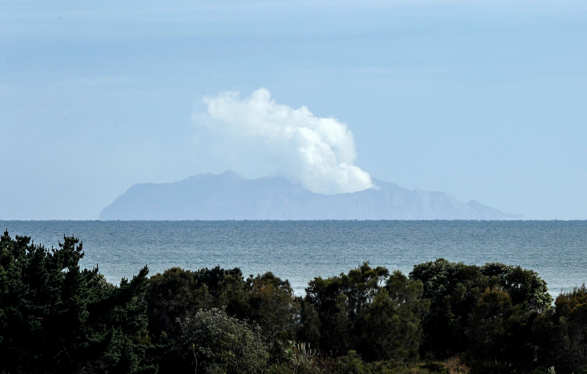 Rökpelare stiger under onsdagen från vulkanön White Island i Nya Zeeland.