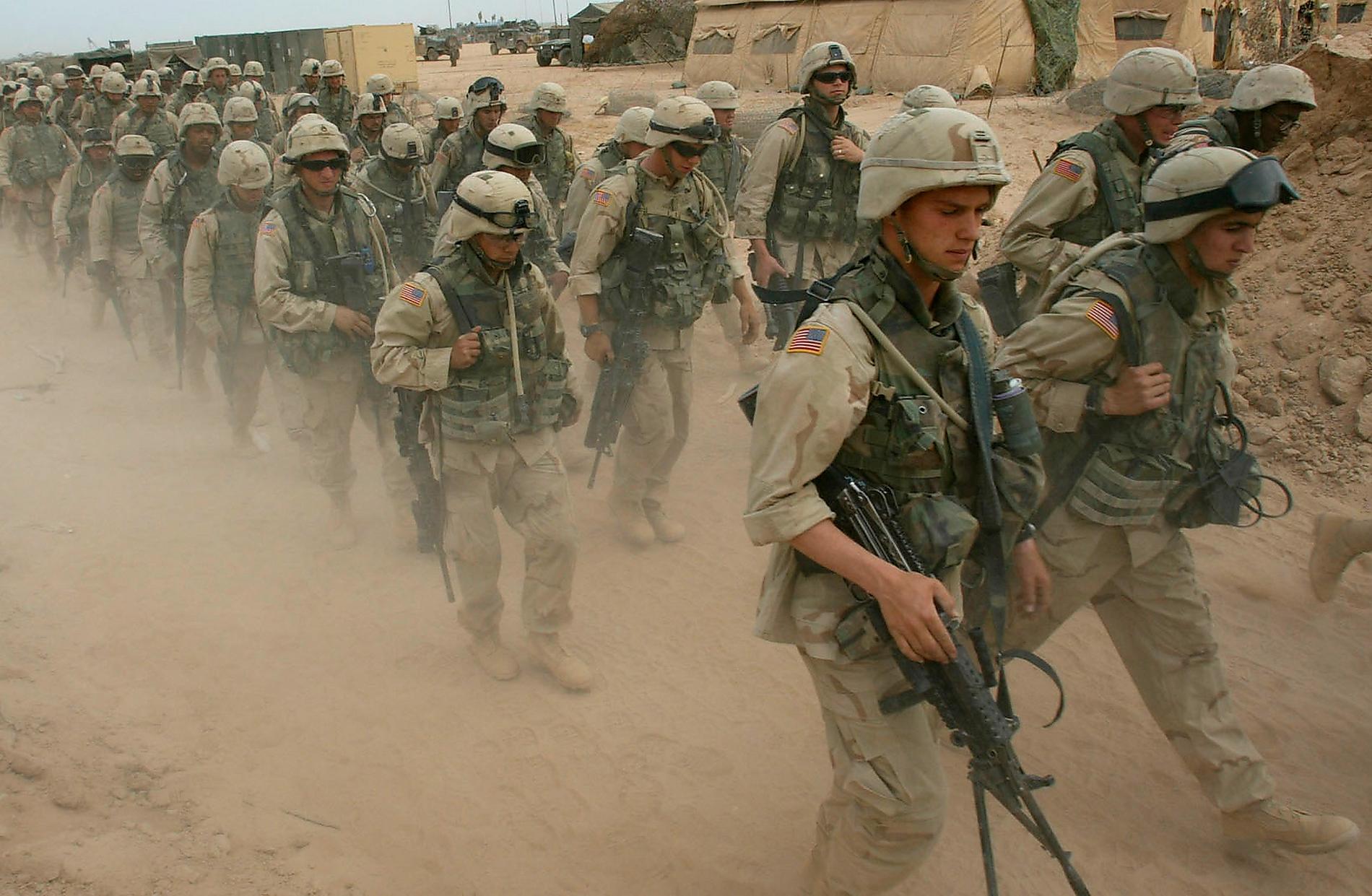 USA-trupper på marsch under Irak-kriget 2004. Säkerhetsjätten Haliburton med kopplingar till Dick Cheney tjänade 39,5 miljarder dollar på korståget mot Saddam.