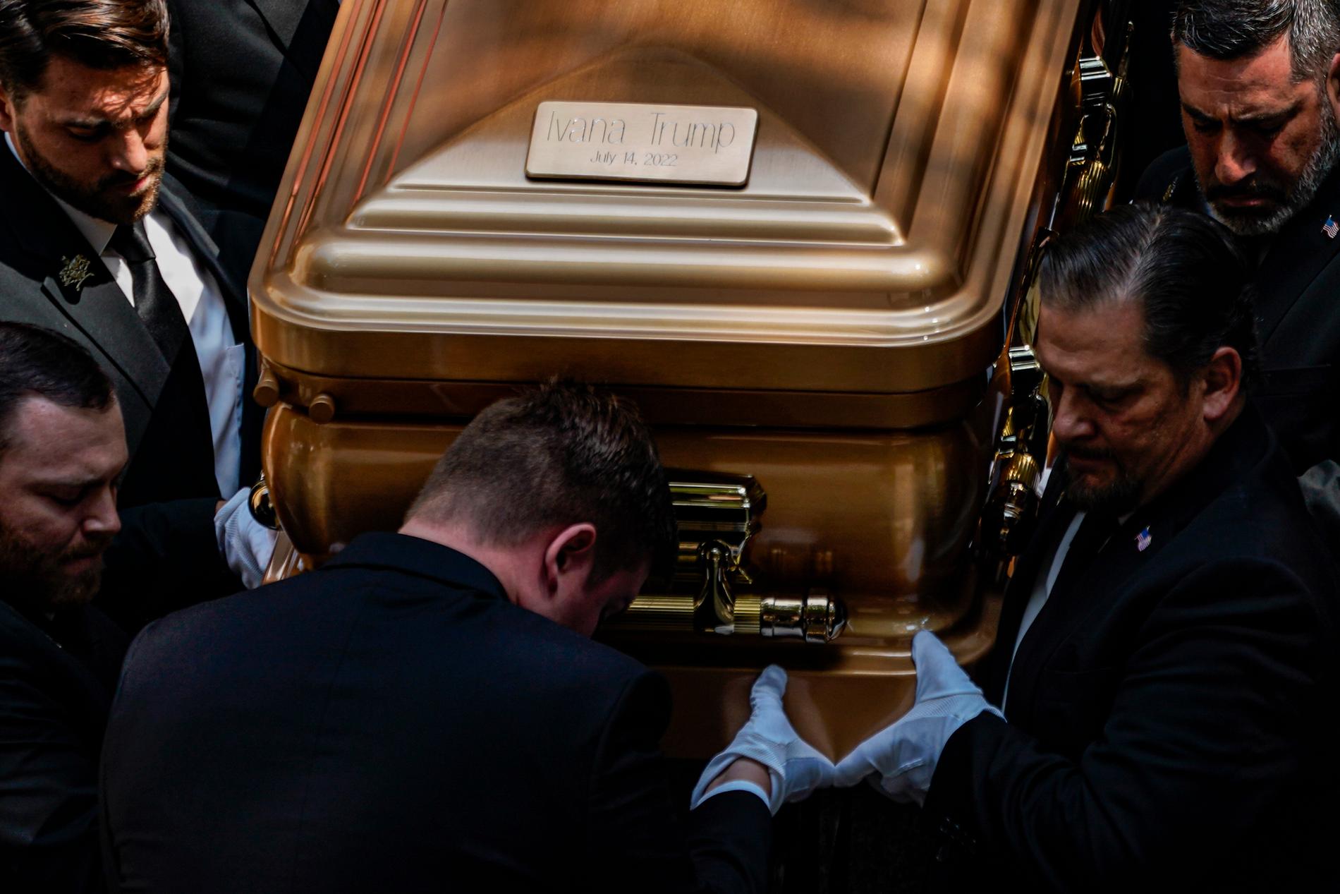 Kistbärare bär ut kistan efter Ivana Trumps begravning.