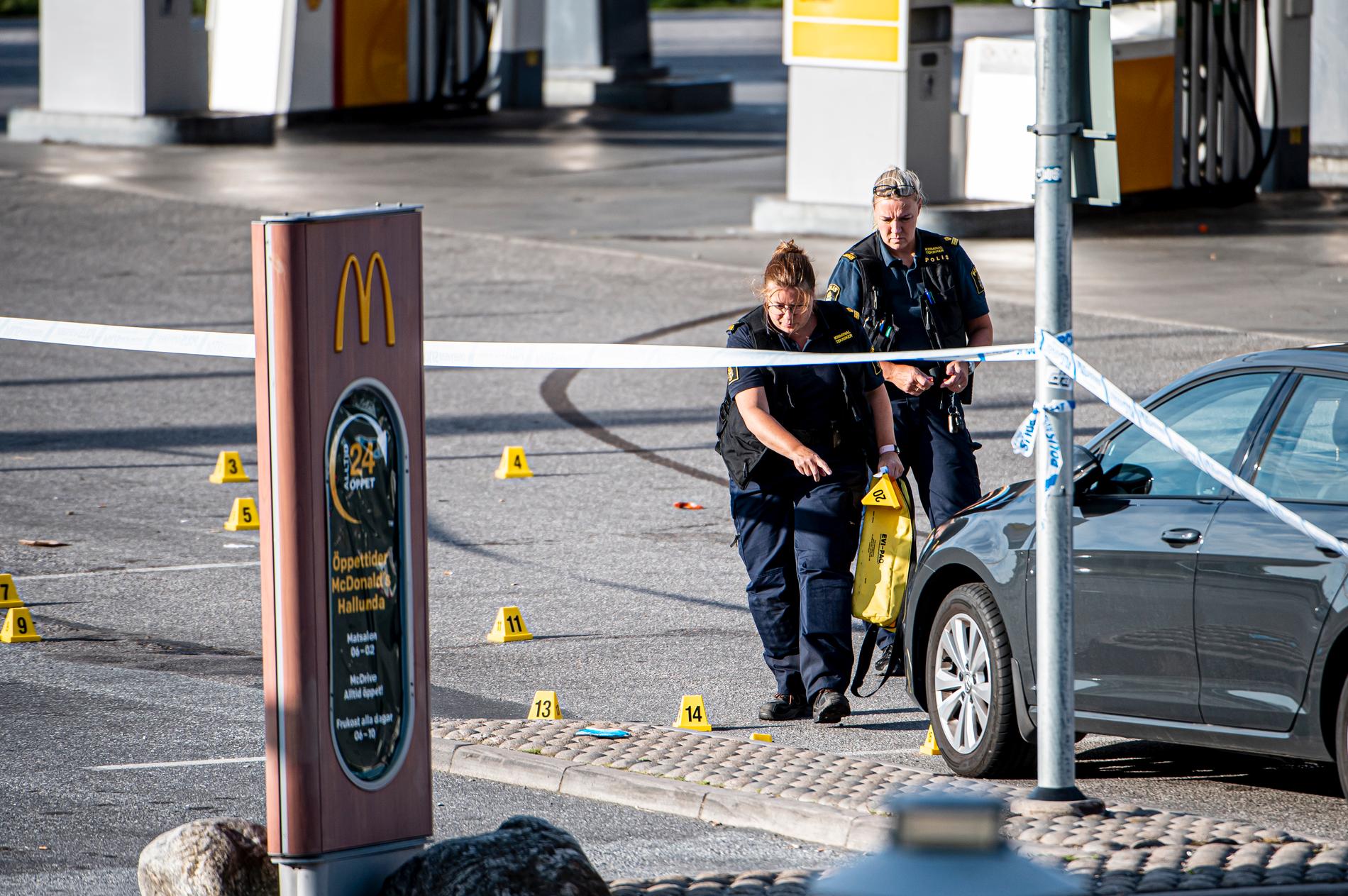 Polis säkrar spår vid bensinmacken där en 12-årig flicka blev skjuten.