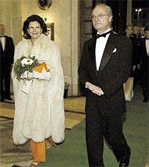 På sin 60-årsfest i måndags bar drottningen en stor vit rävpäls. Foto: PETER KJELLERÅS
