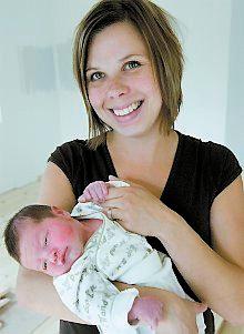 Jenny Runefors med sin nyfödde kille.