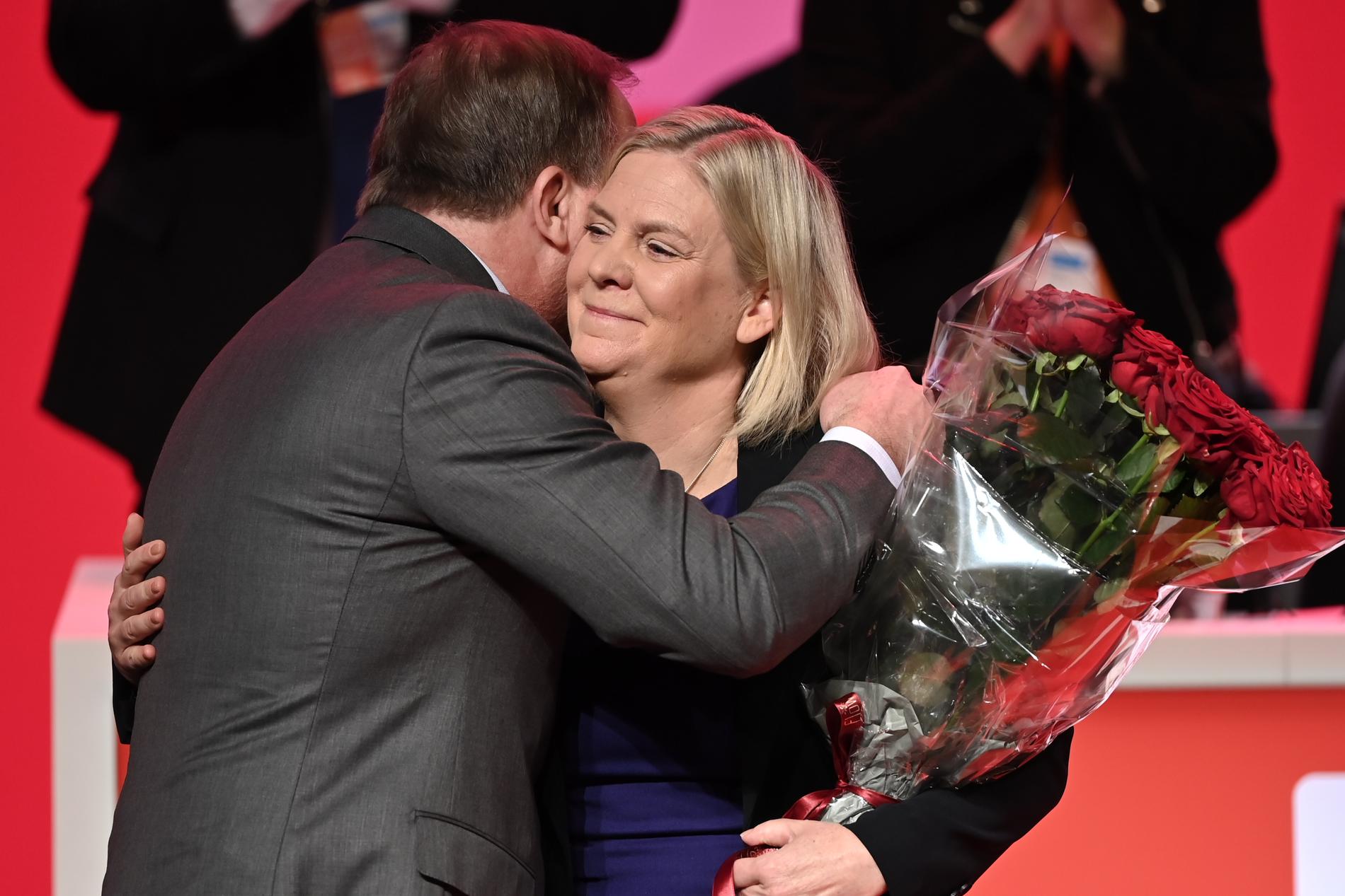 Magdalena Andersson fick blommor – och en kram – av Löfven efter talet.