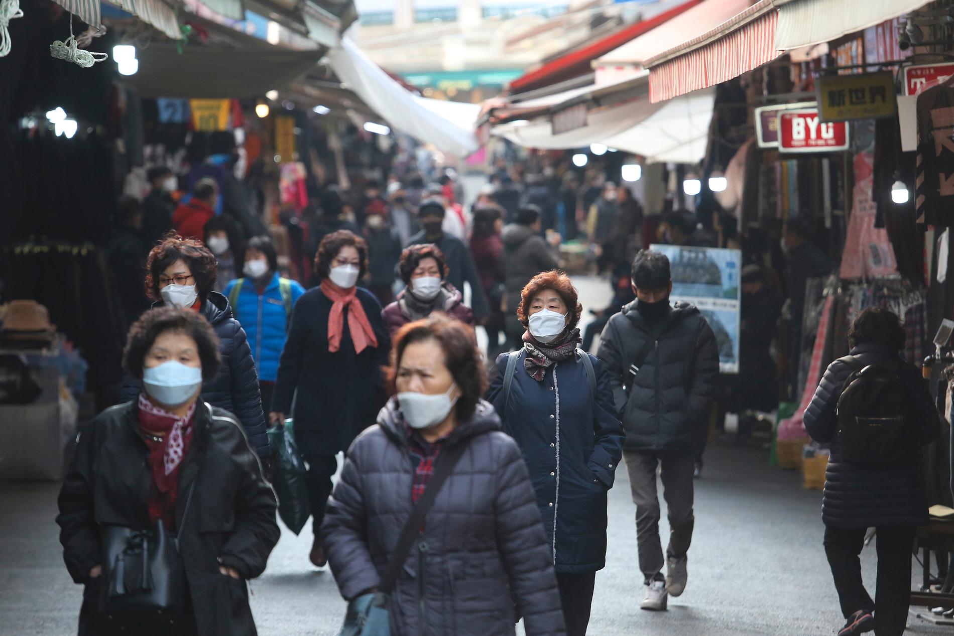 Människor i huvudstaden Seoul iförda skyddsmask mot coronaviruset som ökar i Sydkorea igen.
