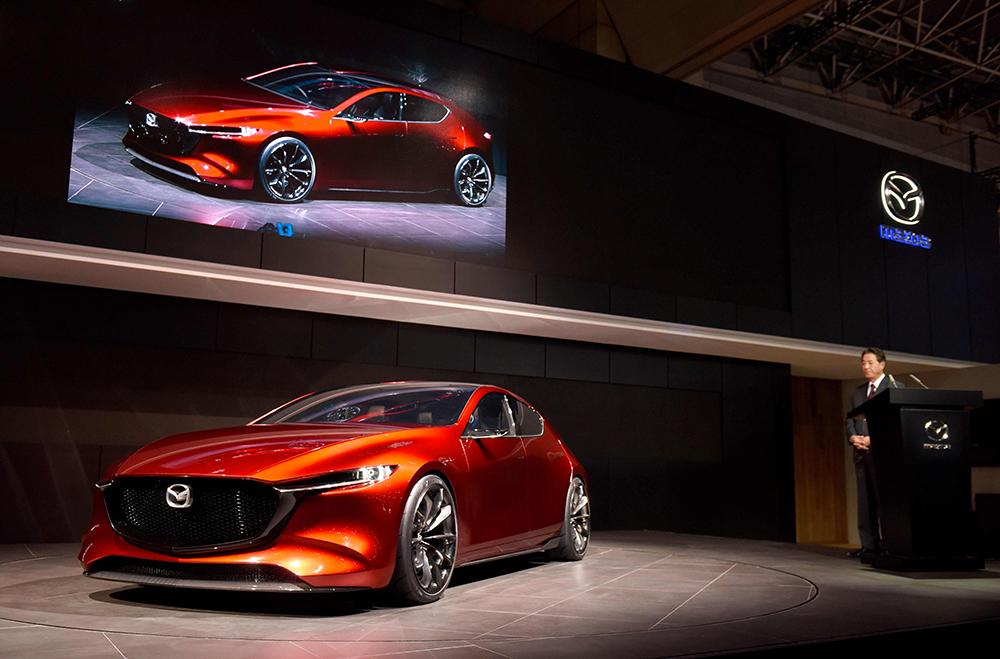 Mazda är rejält på hugget. Visar kompaktmodellen Kai Concept, en försmak av nästa generation Mazda 3. Första bilen på företagets nya plattform med nya motorer – och ny design. Företaget visar också nya CX-8, suv med plats för åtta, samt Mazda MX-5 och MX-5. 
