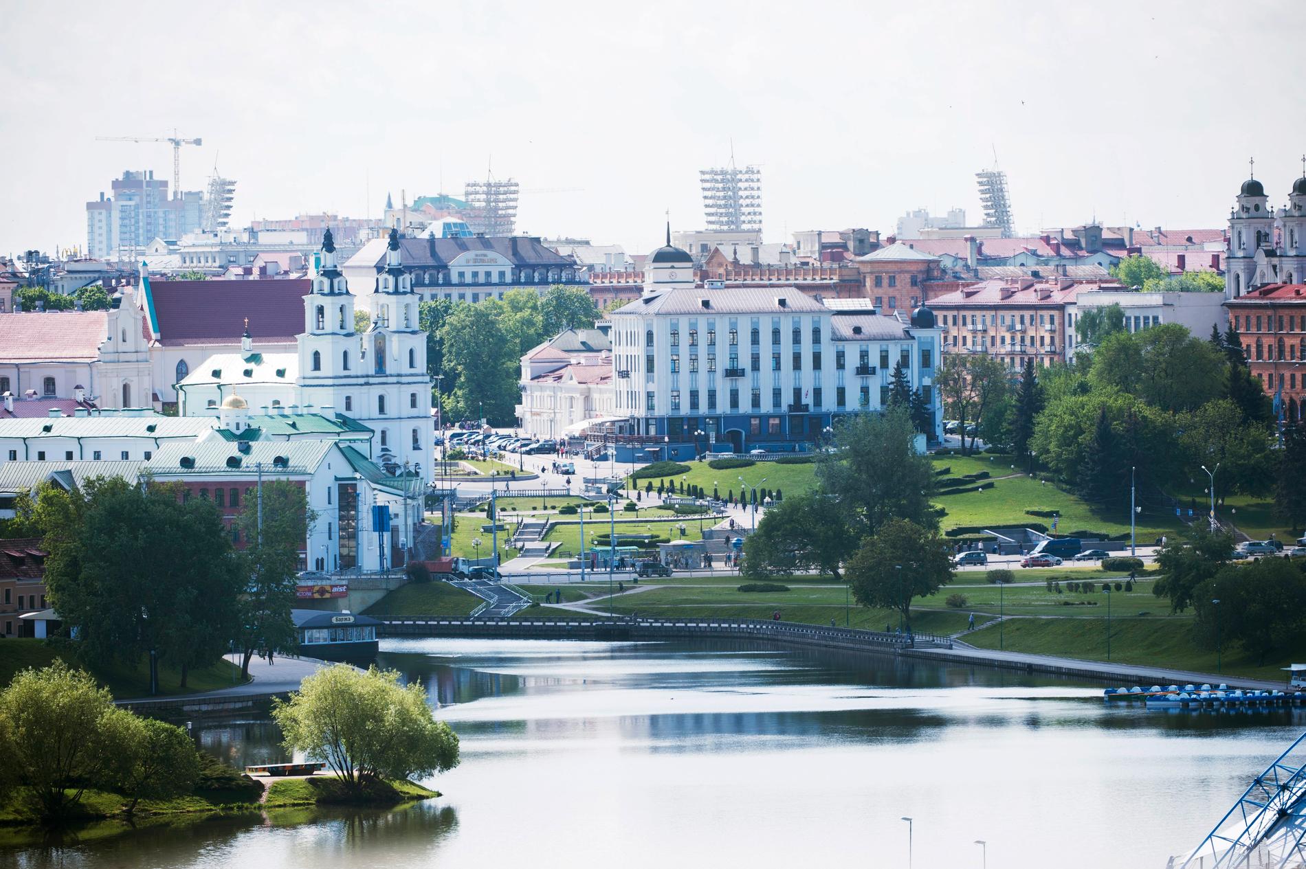 Vy över centrala Minsk med floden Svislatj. Arkivbild.
