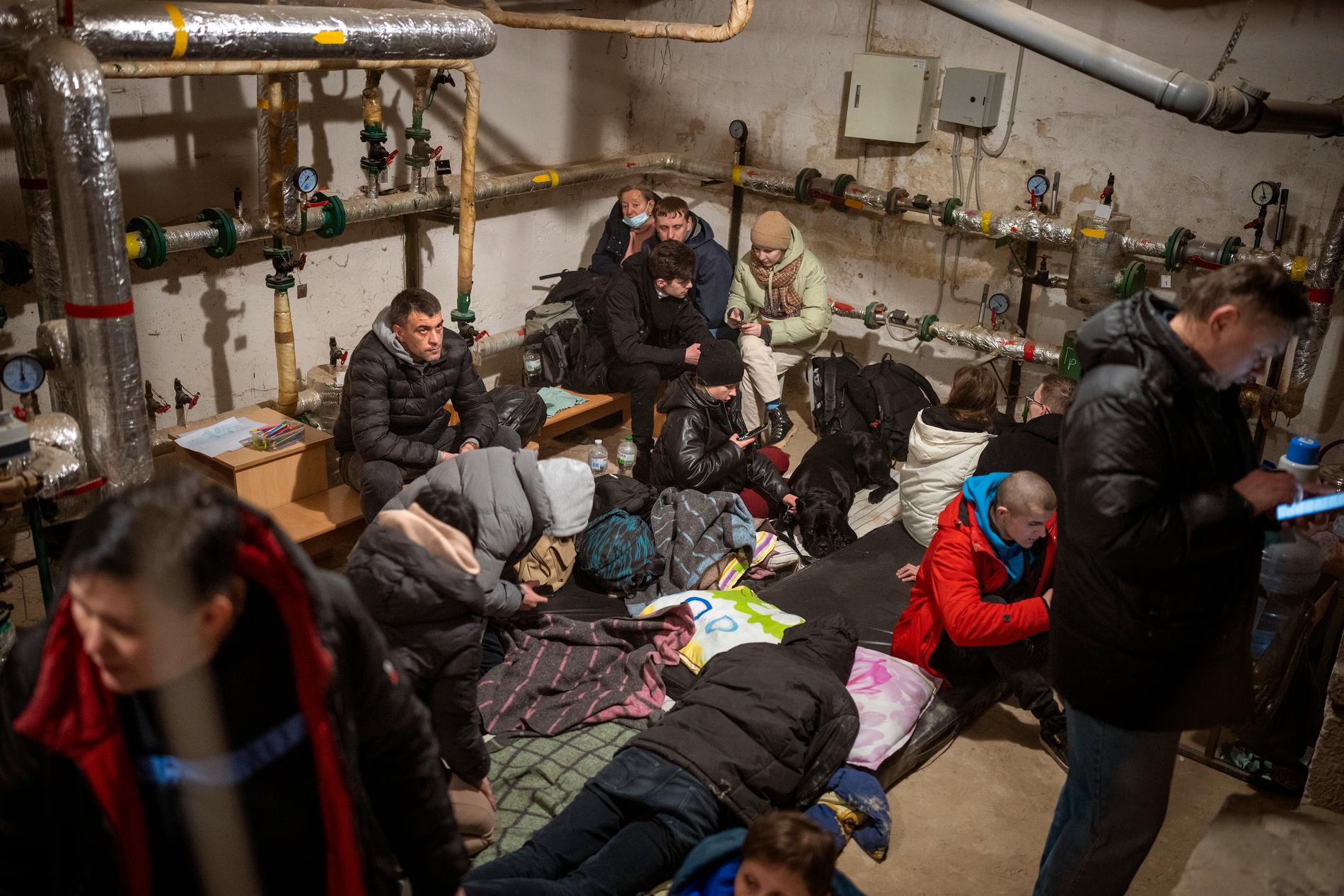 Människor samlade i en källare som används som skyddsrum under morgonen. 