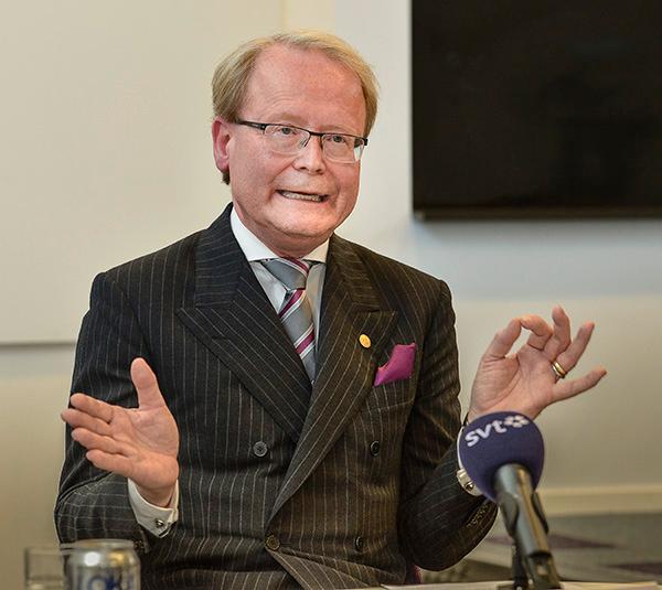 Karolinska Institutets rektor, professor Anders Hamsten, avgår efter den uppmärksammade strupskandalen.