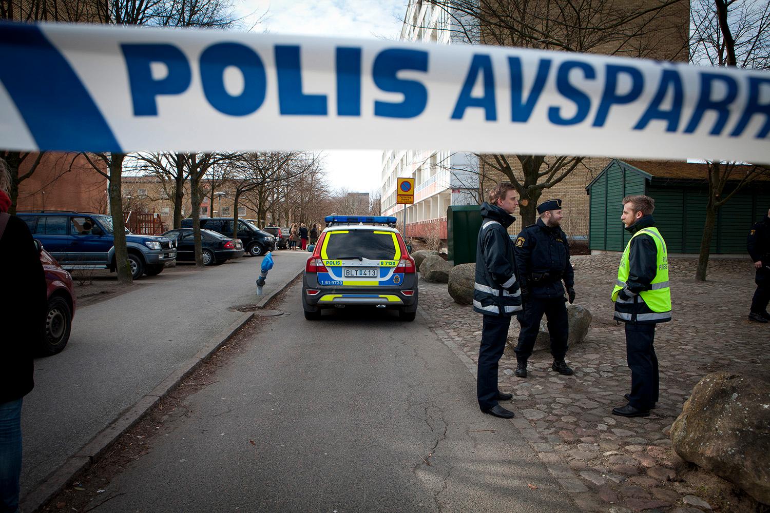 Polis i Lindängen efter ett brott 2012.
