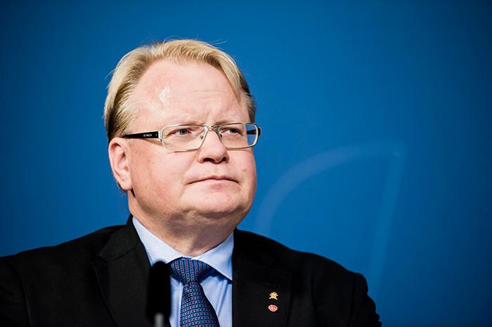 Peter Hultqvist, försvarsminister.