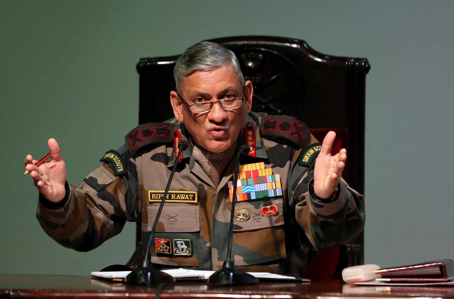 Bipin Rawat vid en presskonferens i New Delhi 2018.