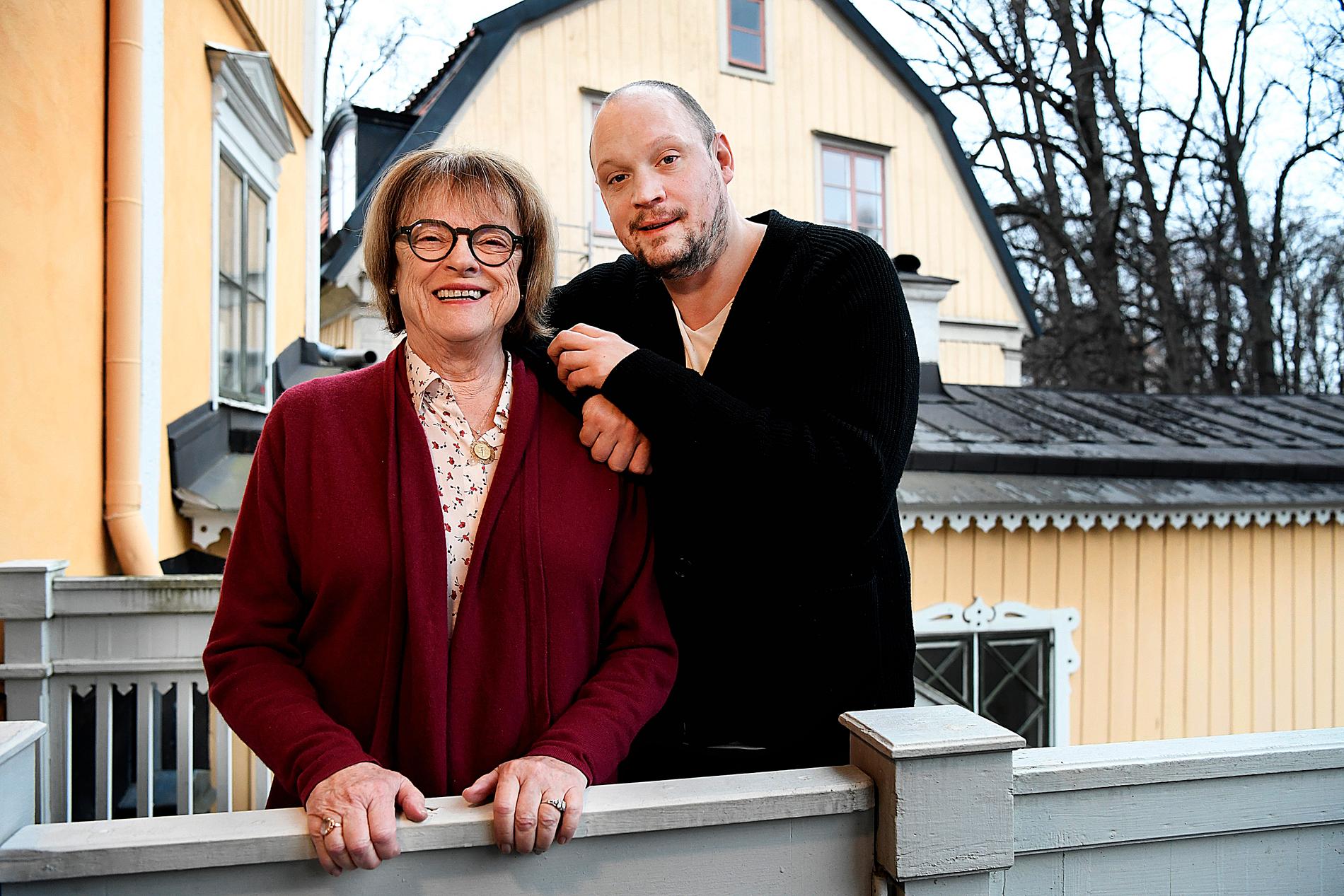 Jonatan Unge med mamma Cecilia Hagen utanför huset på Djurgården där han växte upp.
