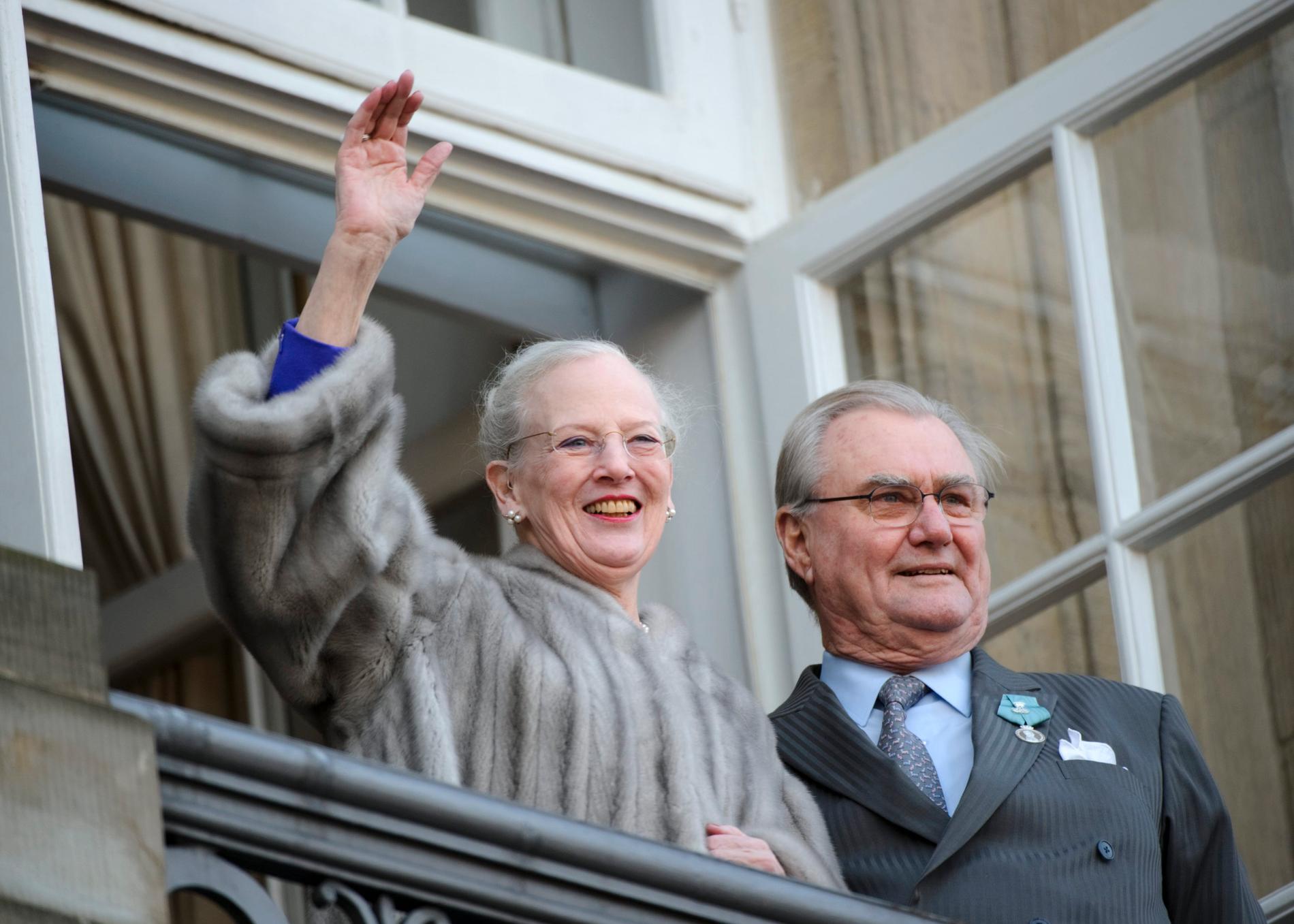 Drottning Margrethe II och prins Henrik vinkar till folket från balkongen till Christian IX:s palats vid Amalienborg slotsplads, med anledning av drottning Margrethes 40-årsjubileum vid tronen