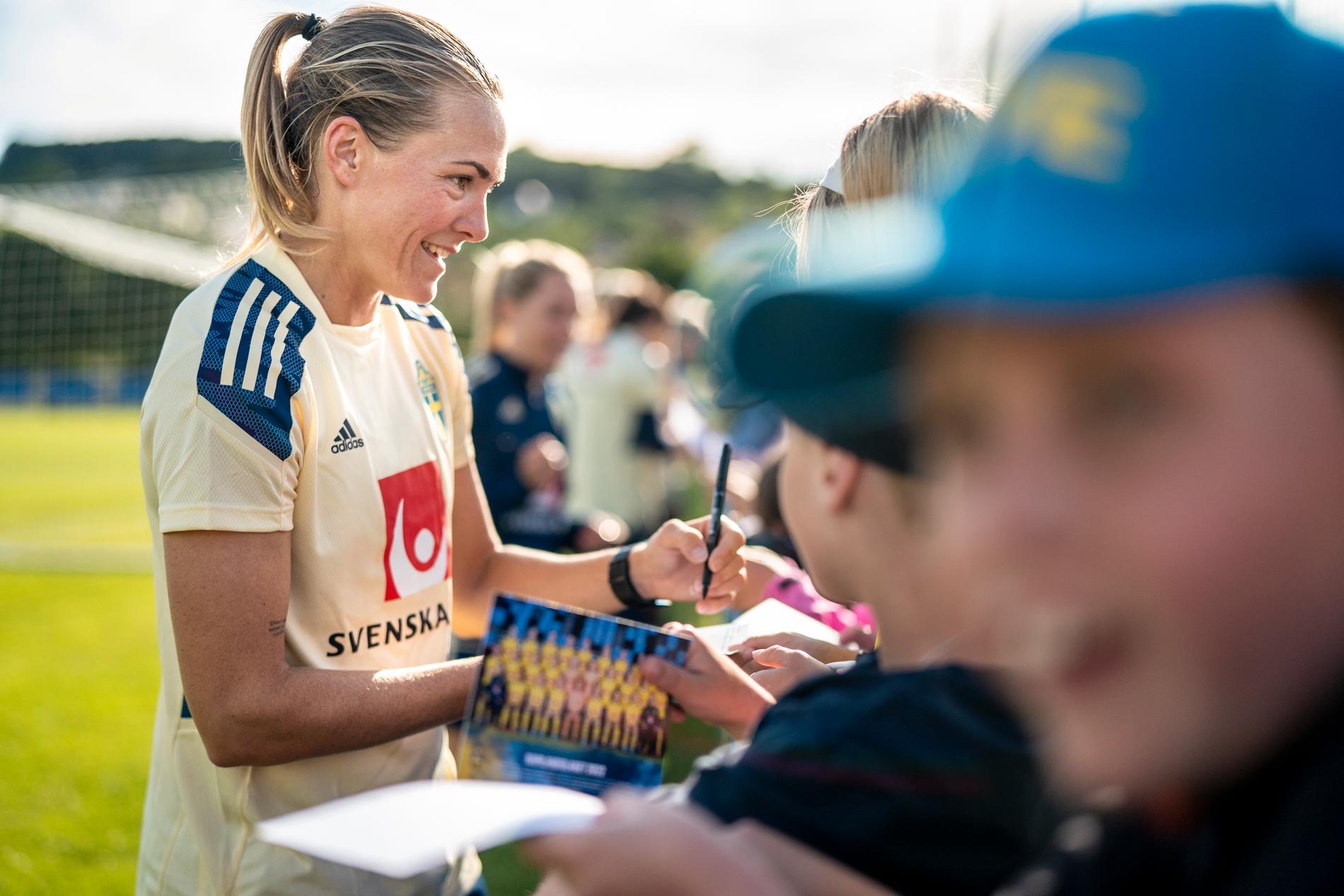 Magdalena Eriksson och de andra svenska landslagsspelarna fick skriva autografer efter måndagens träning under EM-uppladdningen i Båstad.