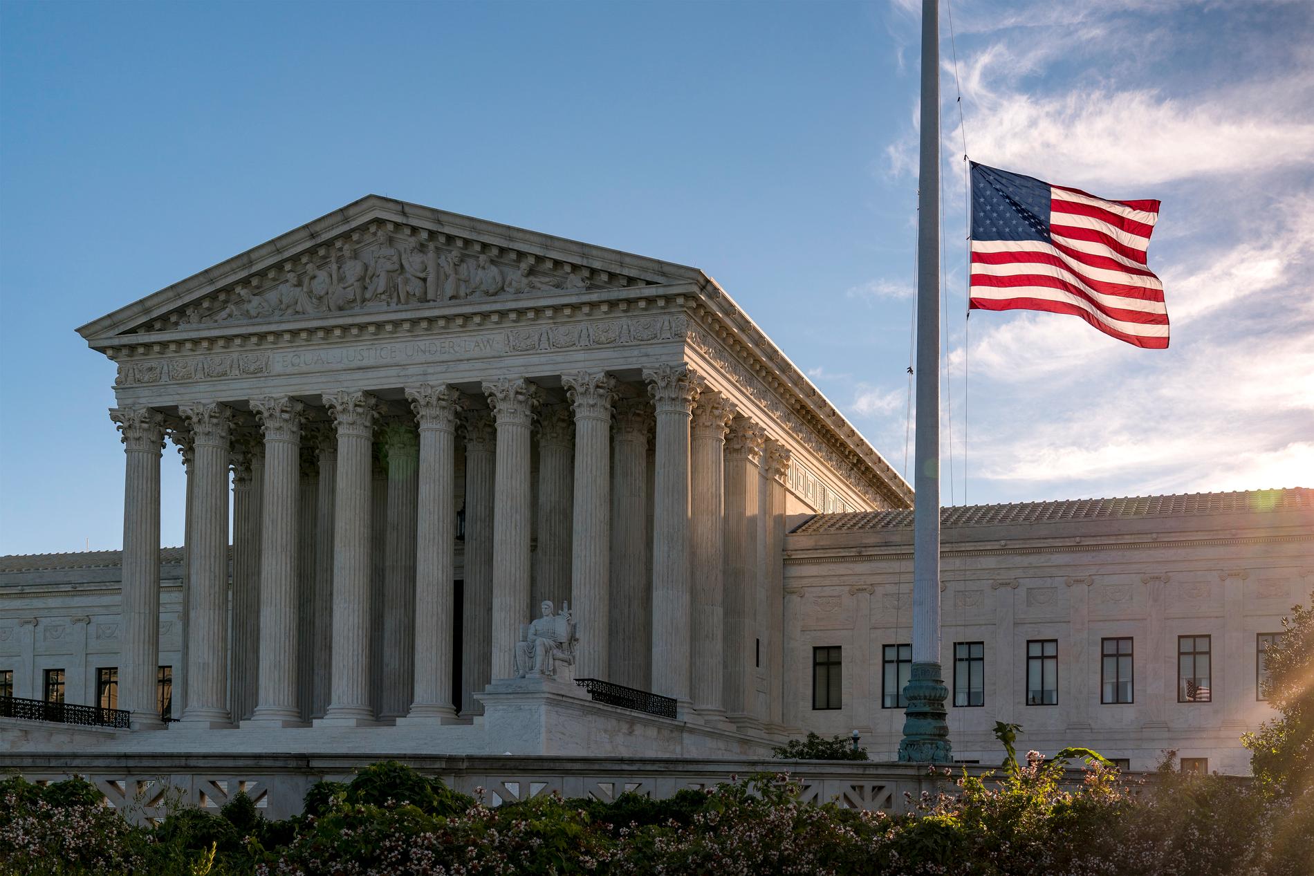 Flaggan vajar på halv stång utanför USA:s högsta domstol efter Ruth Bader Ginsburgs död.